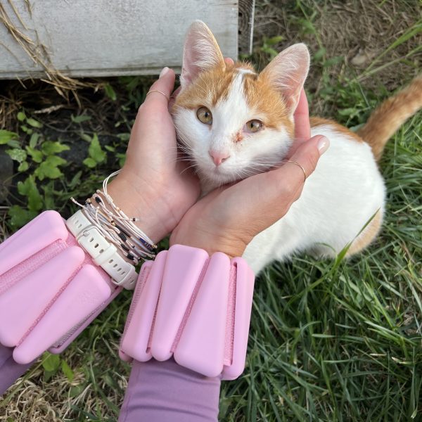 Жена с поствани гривни My Happy Era и котка