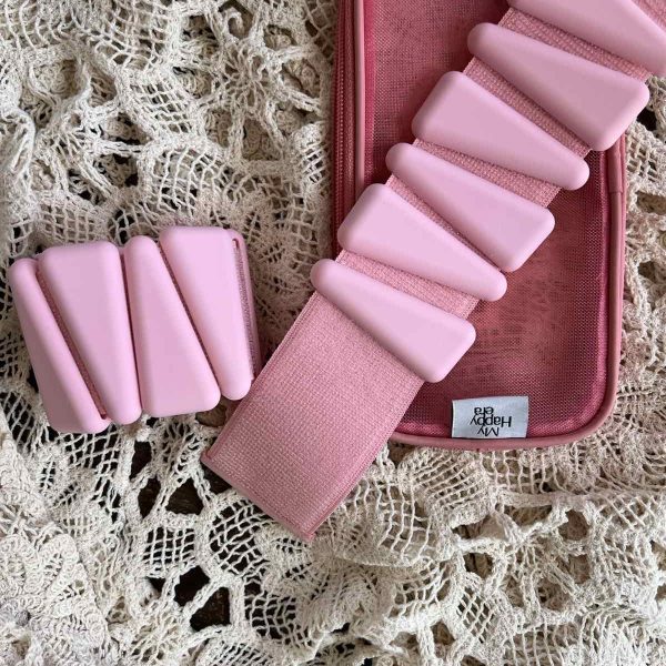 Гривни с тежести My Happy Era Blush Glow, поставени върху повърхност